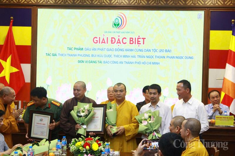 Nhóm tác giả Báo Công an Thành phố Hồ Chí Minh nhận giải Đặc biệt cho tác phẩm "Dấu ấn phật giáo đồng hành cùng dân tộc". Ảnh: Minh Đạt