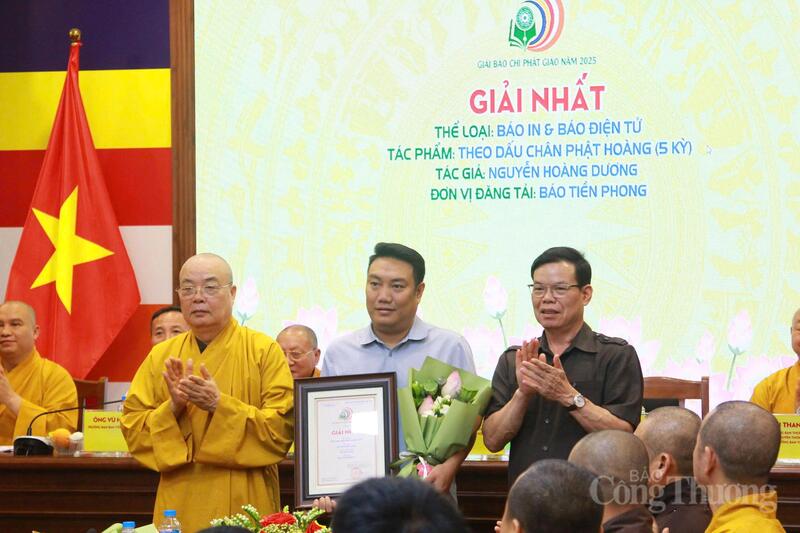Ban Tổ chức trao giải Nhất thể loại báo in và báo điện tử cho tác phẩm "Theo dấu chân Phật hoàng" của tác giả Nguyễn Hoàng Dương, Báo Tiền Phong. Ảnh: Mạnh Đoàn