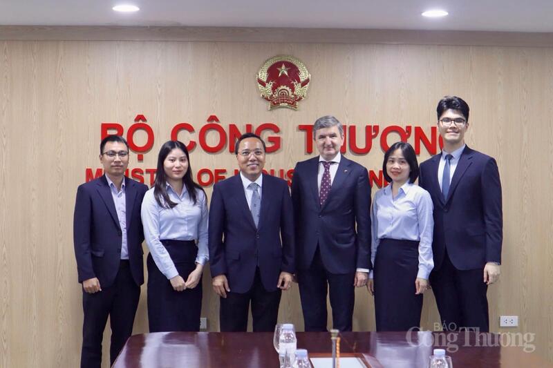 Thứ trưởng Bộ Công Thương Nguyễn Hoàng Long chụp ảnh lưu niệm cùng ông Darius Gaidys, Đại sứ Litva tại Singapore kiêm nhiệm Việt Nam. Ảnh: Phương Trang