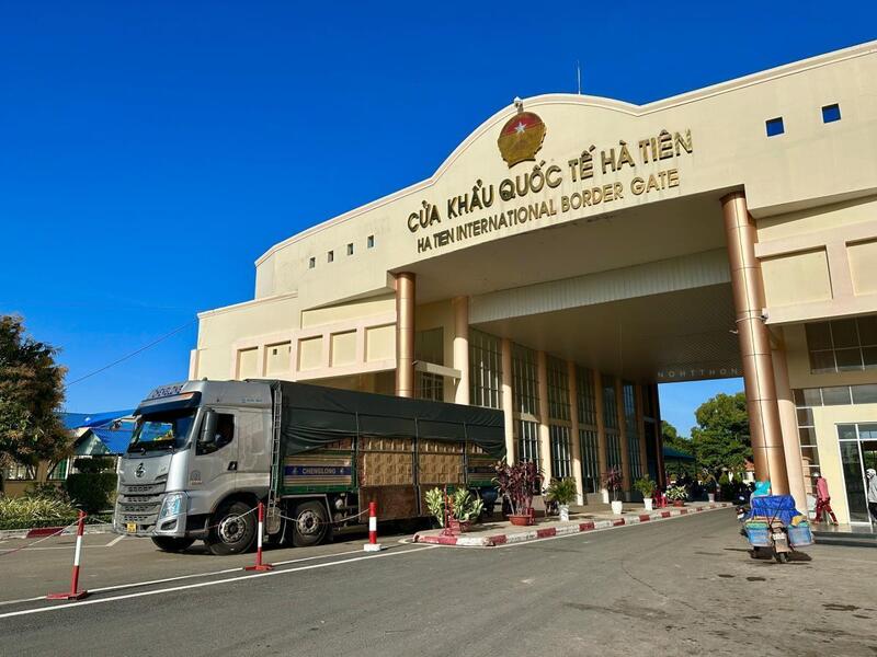 Hoạt động vận chuyển hàng hóa qua cửa khẩu biên giới Việt Nam - Campuchia theo quy định về quá cảnh hàng hóa. (Ảnh minh hoạ)