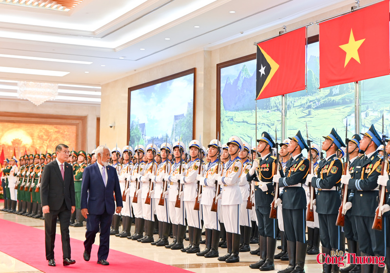 Sau khi nghe quân nhạc cử Quốc thiều hai nước, Thủ tướng Lê Minh Hưng và Thủ tướng Kay Rala Xanana Gusmão bước tới cúi chào quân kỳ và duyệt Đội Danh dự Quân đội nhân dân Việt Nam.
