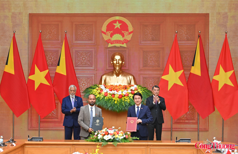 Thủ tướng Lê Minh Hưng và Thủ tướng Kay Rala Xanana Gusmão chứng kiến Lễ trao văn kiện hợp tác giữa Việt Nam và Timor-Leste.
