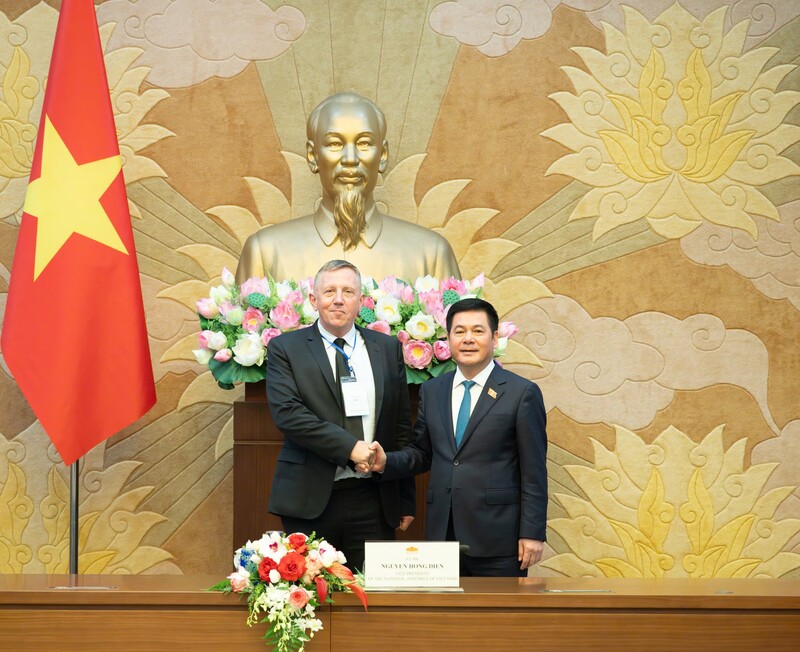 Phó Chủ tịch Quốc hội Nguyễn Hồng Diên và Ngài Ben Backwell - Giám đốc điều hành Hội đồng Năng lượng gió toàn cầu.