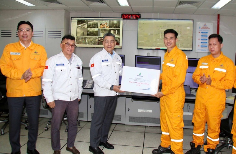 Tổng Giám đốc Petrovietnam Lê Mạnh Cường và đoàn công tác thăm Nhà máy Xử lý khí Cà Mau. Ảnh: Petrovietnam