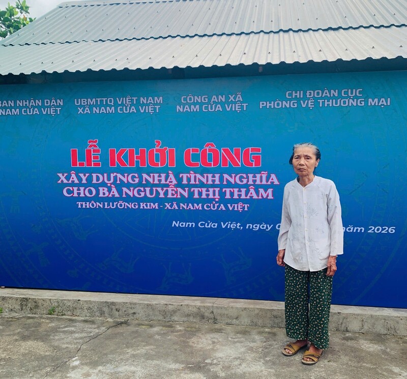 Cụ bà Nguyễn Thị Thâm (86 tuổi) có hoàn cảnh đặc biệt khó khăn, đang sinh sống trong căn nhà xuống cấp nghiêm trọng tại thôn Lưỡng Kim, xã Nam Cửa Việt, tỉnh Quảng Trị.