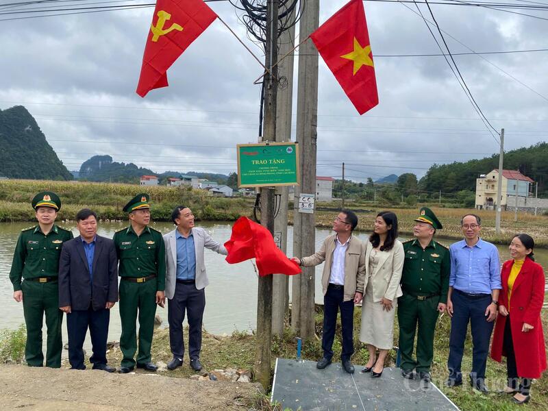 Lãnh đạo Bộ đội Biên phòng tỉnh Cao Bằng cùng đại diện chính quyền xã Đình Phong và doanh nghiệp tài trợ làm lễ trao tặng những cột đèn năng lượng cho bà con dân bản.