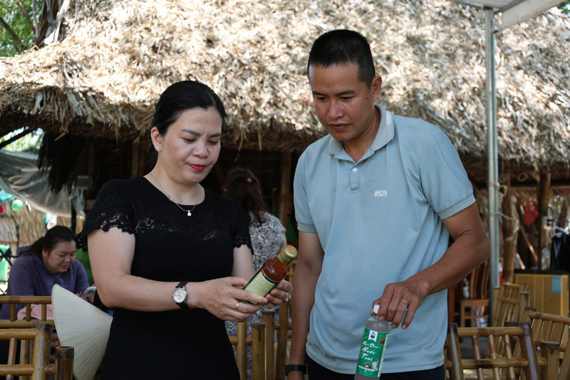 Các sản phẩm từ mật dừa nước được người tiêu dùng ưa chuộng. Ảnh: Tuệ Lâm