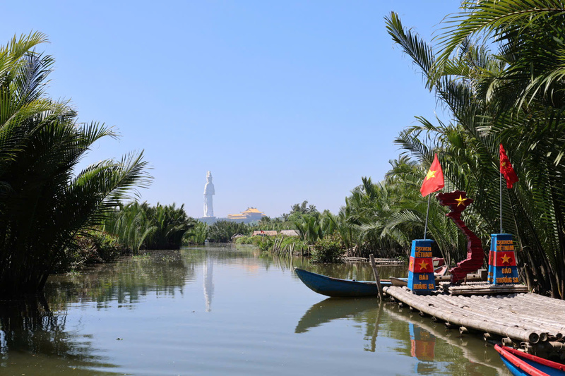 Những cánh rừng dừa nước ven sông Kinh (xã Tịnh Khê, Quảng Ngãi) đã mở ra một mô hình kinh tế mới. Ảnh: Tuệ Lâm