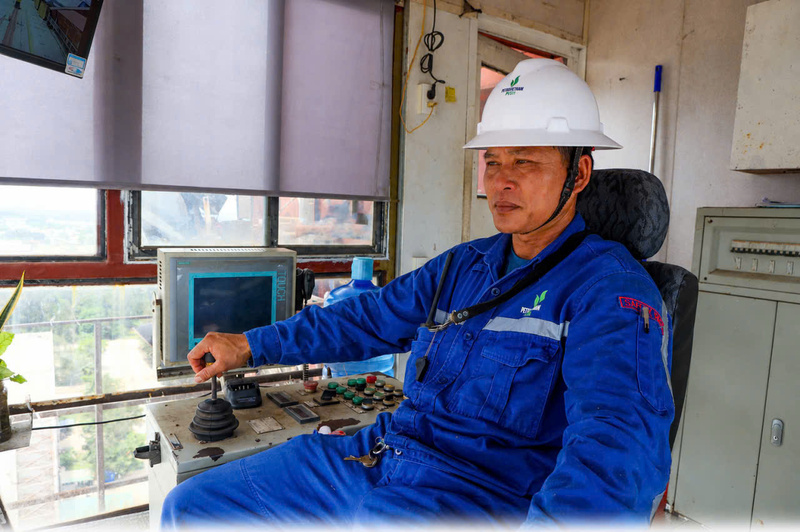 Anh Trịnh Cao Nguyên - Tổ trưởng Tổ Vận hành thiết bị nâng thuộc Xưởng Hỗ trợ sản xuất - Nhà máy Chế tạo PVSM. Ảnh: NVCC
