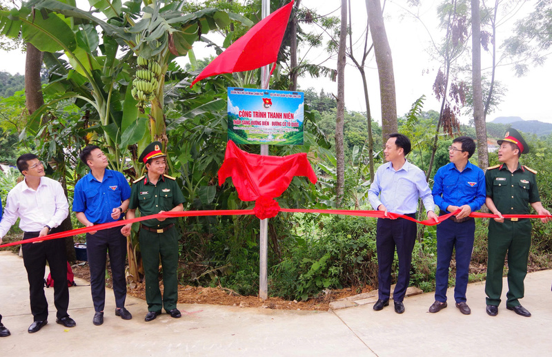 Các đại biểu khánh thành công trình "Thắp sáng đường biên - Đường cờ Tổ quốc". Ảnh: NT.