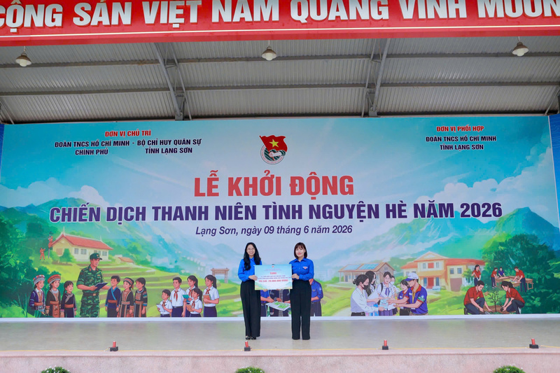 Đồng chí Nguyễn Ngọc Tâm, Bí thư Đoàn Thanh niên Bộ Công Thương trao tặng quà tại chiến dịch Thanh niên tình nguyện hè năm 2026. Ảnh: NT.