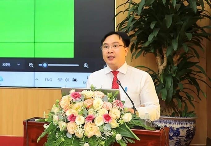 TS. Lê Thanh Hòa, Quyền Viện trưởng Viện Kinh tế - Xã hội TP. Cần Thơ, phát biểu tại hội nghị. Ảnh: Khánh Ngọc.