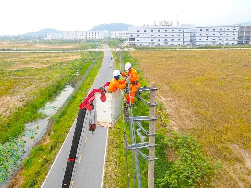 Nhân viên Công ty Điện lực Nghệ An kiểm tra, bảo dưỡng thiết bị, xử lý kịp thời các nguy cơ mất an toàn điện, hạn chế tối đa sự cố phát sinh trong mùa nắng nóng. Ảnh: Phan Thuỷ