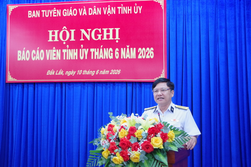 Đại tá Phạm Đức Hùng tuyên truyền tại hội nghị.