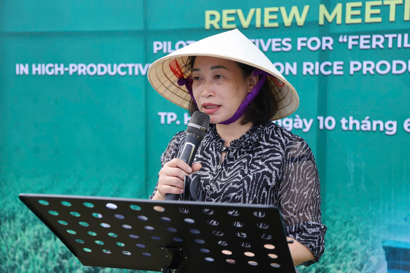 Bà Lương Thị Kiểm, Phó Giám đốc Sở Nông nghiệp và Môi trường Hải Phòng chia sẻ tại ruộng mô hình HTX Hữu Chung, thành phố Hải Phòng. Ảnh: Phương Nam