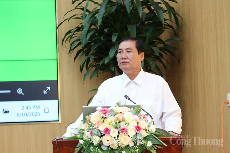 Ông Hứa Trường Sơn, Phó Giám đốc Sở Công Thương TP. Cần Thơ, Trình bày định hướng phát triển logistics. Ảnh: Khánh Ngọc.