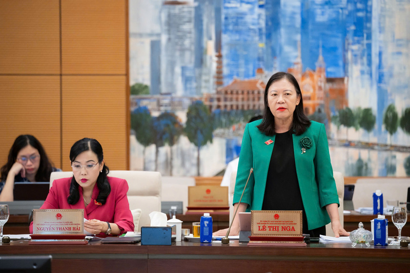 Chủ nhiệm Ủy ban Dân nguyện và Giám sát Lê Thị Nga trình bày báo cáo về công tác dân nguyện tháng 5/2026. Ảnh: Lâm Hiển