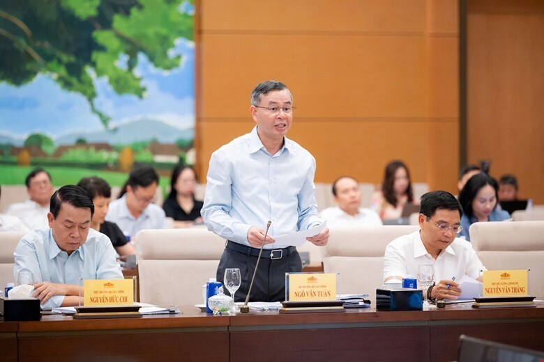Bộ trưởng Bộ Tài chính Ngô Văn Tuấn báo cáo tại phiên họp.