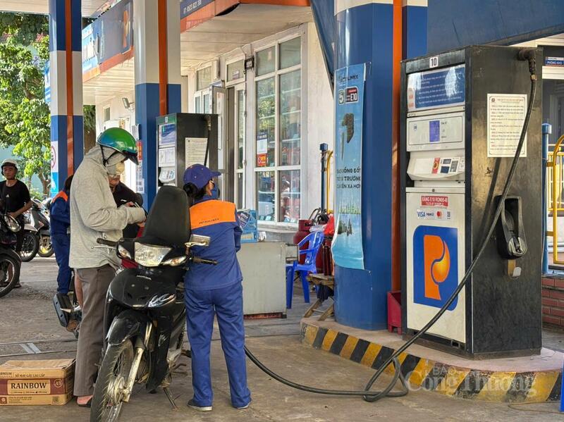 Hoạt động mua bán xăng sinh học E10 tại một cửa hàng Quảng Trị diễn ra ổn định trong những ngày đầu tháng 6/2026.