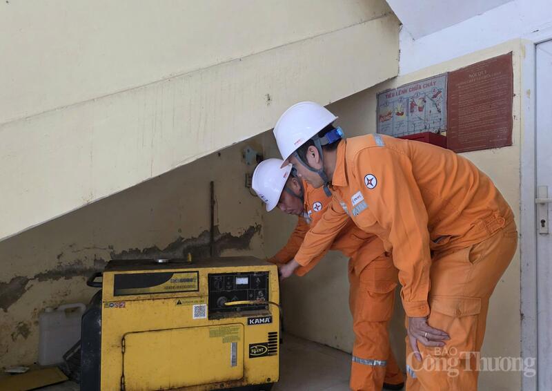 Công ty Điện lực Hà Tĩnh phối hợp các trường học lên phương án cấp điện nếu các trường hợp khiếm khuyết xảy ra. Ảnh: Lê Hồng