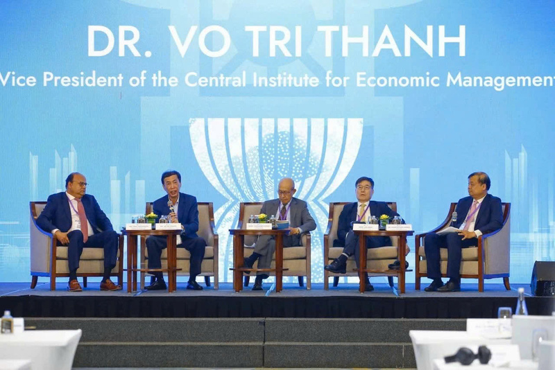 TS. Võ Trí Thành (thứ hai từ trái sang) chia sẻ góc nhìn từ phía Việt Nam. Ảnh: Quang Hoà