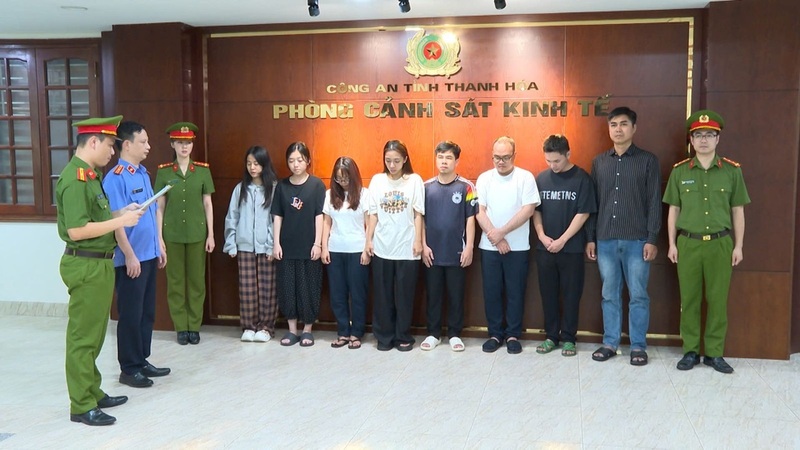 Cơ quan Cảnh sát điều tra Công an tỉnh Thanh Hóa thi hành Quyết định khởi tố vụ án, khởi tố bị can về tội "Buôn lậu" và "Xâm phạm quyền sở hữu công nghiệp". Ảnh: Công an Thanh Hóa