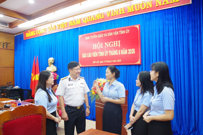 Đại tá Phạm Đức Hùng và các đại biểu trao đổi, chia sẻ các nội dung quan tâm.