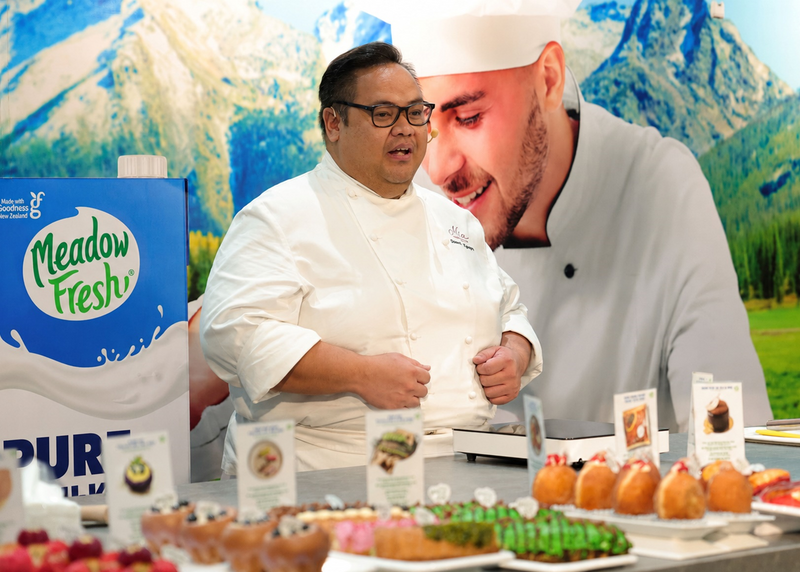 Ông Daniel Nguyễn – Giám đốc Điều hành Khối Vận hành F&B và Ẩm thực, Mia Luxury Collection trình diễn kỹ thuật làm bánh và chia sẻ góc nhìn thực tiễn về vai trò của whipping cream Meadow Fresh trong việc tạo nên những thành phẩm chất lượng và sáng tạo