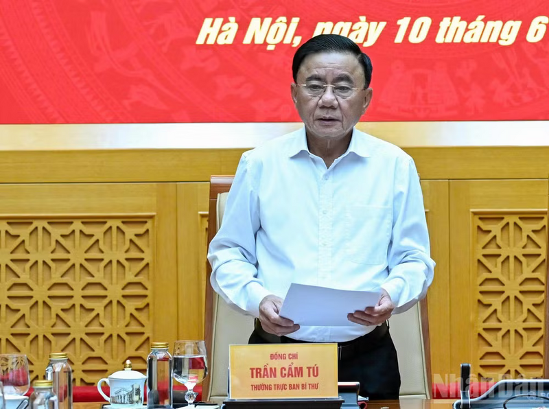 Thường trực Ban Bí thư Trần Cẩm Tú nhấn mạnh Quân ủy Trung ương, Bộ Quốc phòng đã quan tâm lãnh đạo, chỉ đạo phát triển kinh tế quốc phòng ở các địa bàn chiến lược, các lĩnh vực chiến lược. Ảnh: Duy Linh