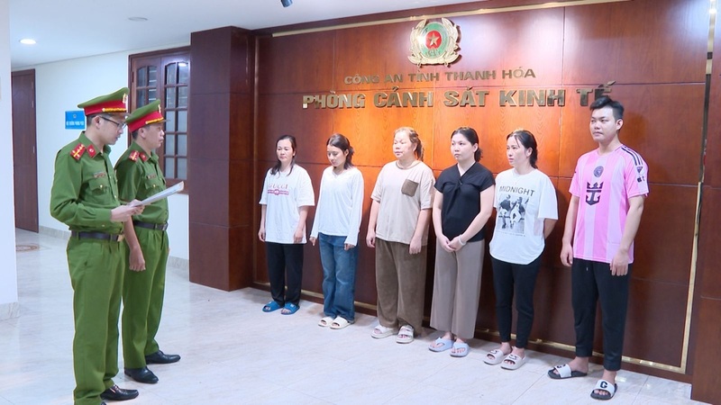 Cơ quan Cảnh sát điều tra Công an tỉnh Thanh Hóa thi hành Quyết định khởi tố vụ án, khởi tố bị can về tội "Buôn lậu". Ảnh: Công an Thanh Hóa