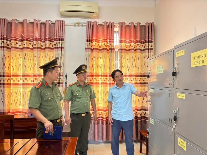 Công an xã Mai Phụ kiểm tra tại điểm thi Trường THPT Mai Thúc Loan. Ảnh: Công an Hà Tĩnh