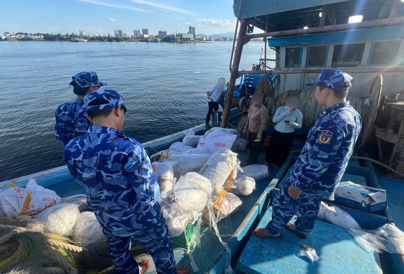 Bộ Tư lệnh Vùng Cảnh sát biển 2 phát hiện tàu cá vi phạm pháp luật trên biển. Ảnh: Văn Thường