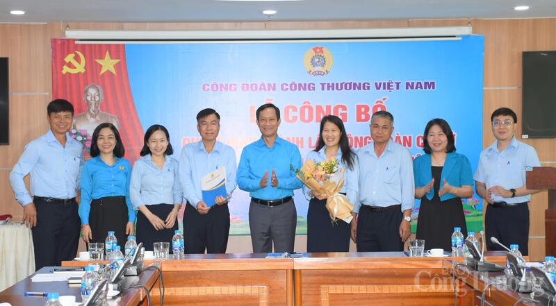 Ông Lê An Hải, Chủ tịch Công đoàn Công Thương Việt Nam trao quyết định thành lập Công đoàn cơ sở Trung tâm Kiểm định công nghiệp II. Ảnh: Thanh Minh.