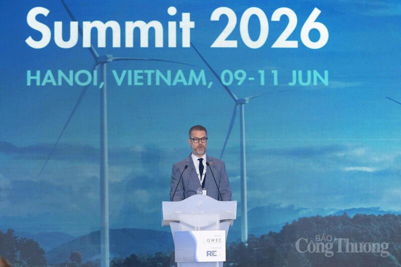 Ông Alex Strugnell - Phó Đại sứ Vương quốc Anh tại Việt Nam.