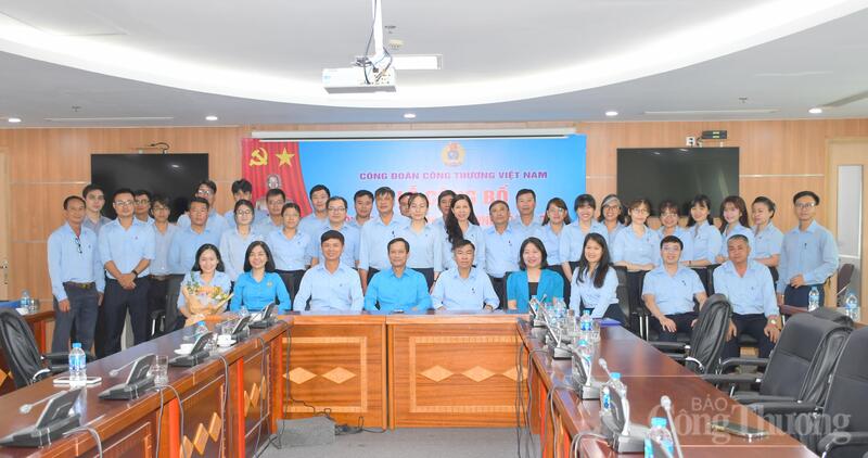 Ông Lê An Hải, Chủ tịch Công đoàn Công Thương Việt Nam cùng các đại biểu tham dự sự kiện. Ảnh: Thanh Minh.