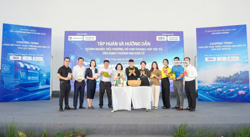 Đại diện Cục Thương mại điện tử (Bộ Công Thương), Sở Công Thương tỉnh Đồng Tháp, TikTok Shop Việt Nam và các đơn vị tổ chức chụp ảnh tại chương trình. Ảnh: TT