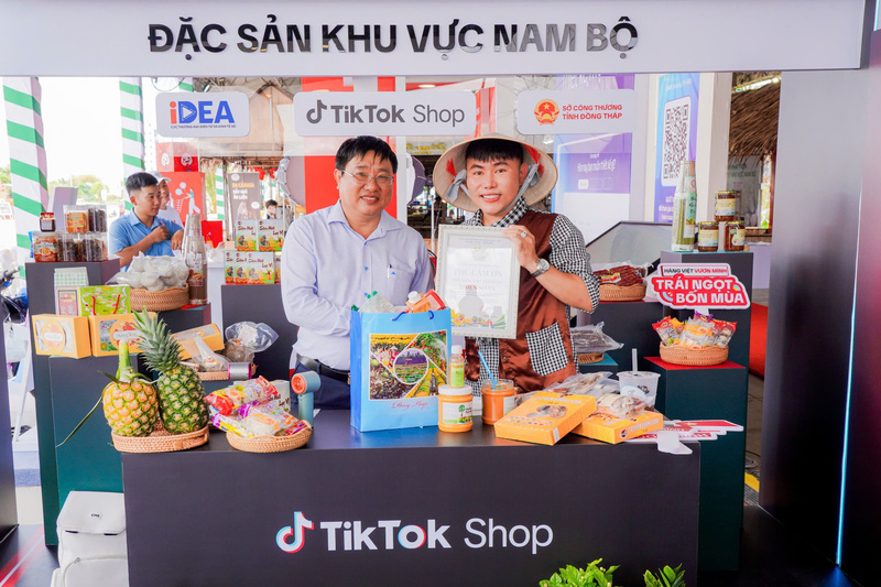 Lãnh đạo Sở Công Thương Đồng Tháp trao thư cảm ơn cho nhà sáng tạo nội dung Thiện Nhân tham gia hỗ trợ bà con bán dứa. Ảnh: TT
