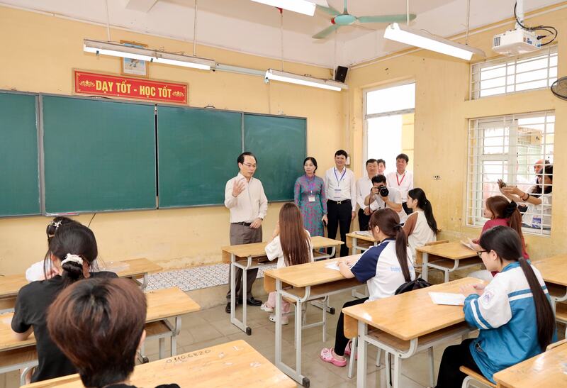 Bộ trưởng Hoàng Minh Sơn cùng đoàn công tác của Bộ Giáo dục và Đào tạo làm việc tại điểm thi Trường THPT Nguyễn Du. Ảnh: Văn Mạnh