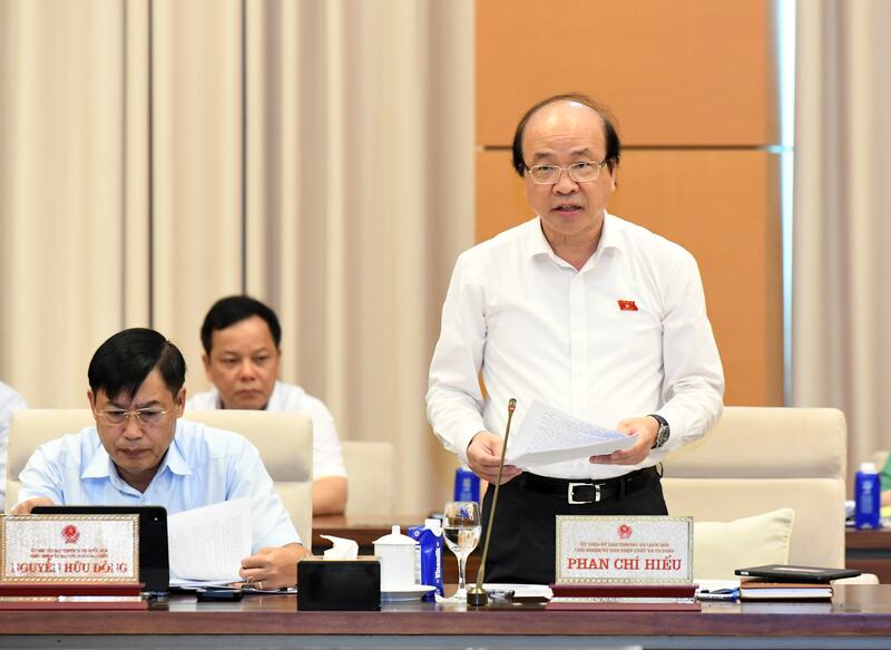 Chủ nhiệm Ủy ban Pháp luật và Tư pháp Phan Chí Hiếu trình bày Báo cáo thẩm tra dự án Nghị quyết. Ảnh: Lâm Hiển