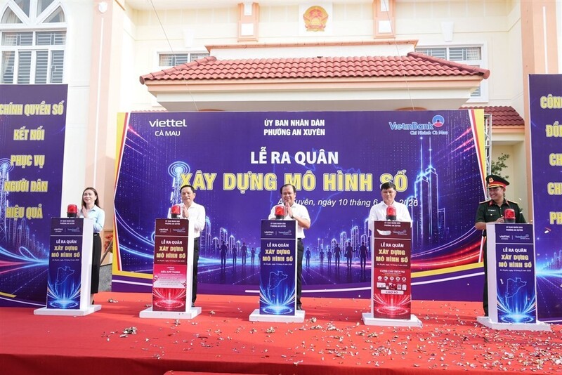Các đại biểu thực hiện nghi thức bấm nút ra quân xây dựng “Mô hình số” phường An Xuyên, tỉnh Cà Mau. Ảnh: Kim Nhiên