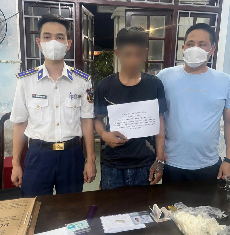 Bộ Tư lệnh Vùng Cảnh sát biển 2 chủ trì, phối hợp với Công an xã Núi Thành (Công an Đà Nẵng) bắt quả tang một đối tượng có hành vi tàng trữ trái phép chất ma túy. Ảnh: Văn Thường