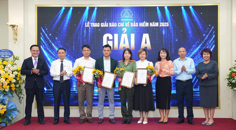 Ban Tổ chức trao giải A Giải Báo chí về Bảo hiểm năm 2025 cho tác phẩm "Tranh chấp bảo hiểm: Đừng để mạng xã hội thay tòa án" của nhóm tác giả Ngọc Anh và Ngọc Trâm - Báo Công an nhân dân và tác phẩm "Thủ đoạn trục lợi bảo hiểm tinh vi" của nhóm tác giả Quý Thông và Nguyễn Phương - Đài Truyền hình Việt Nam. Ảnh: Ban tổ chức