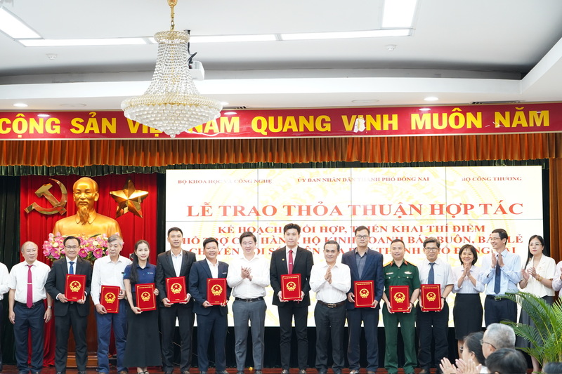 Lễ trao thỏa thuận hợp tác Kế hoạch phối hợp, triển khai thí điểm hỗ trợ cửa hàng, hộ kinh doanh bán buôn, bán lẻ chuyển đổi số trên địa bàn thành phố Đồng Nai. Ảnh: Q.N