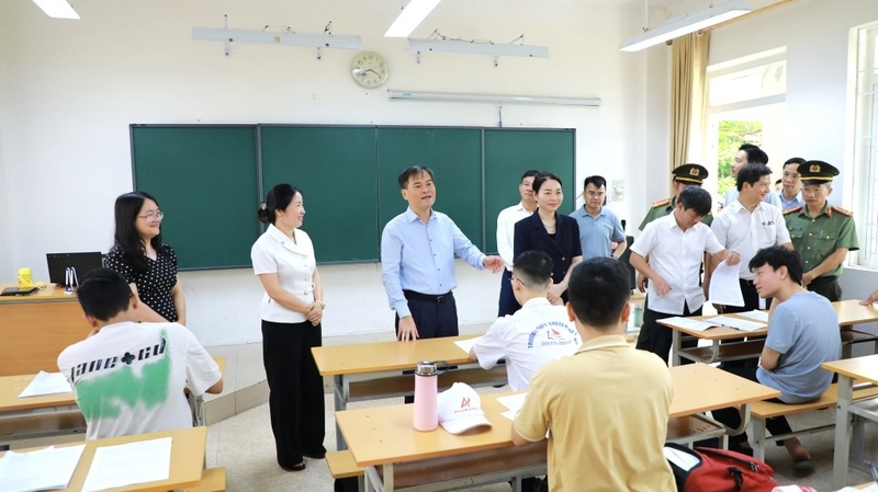 Chủ tịch UBND tỉnh Quảng Ninh Bùi Văn Khắng động viên các thí sinh trước kỳ thi tốt nghiệp THPT 2026 trên địa bàn tỉnh. Ảnh: QN