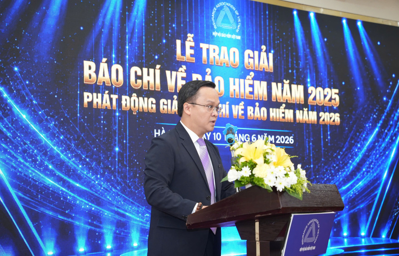 Ông Nguyễn Anh Tuấn, Phó Chủ tịch Hiệp hội Bảo hiểm Việt Nam, Trưởng Ban Tổ chức Giải Báo chí về Bảo hiểm năm 2025 phát biểu tại buổi lễ. Ảnh: Ban tổ chức
