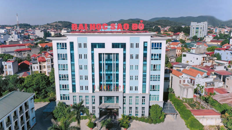 Trường Đại học Sao Đỏ hiện tại là sự kế thừa quá trình phát triển của Trường Công nhân Cơ điện mỏ thành lập ngày 15/5/1969 và Trường Công nhân Cơ khí Chí Linh thành lập ngày 8/4/1975. Ảnh: Trường Đại học Sao Đỏ