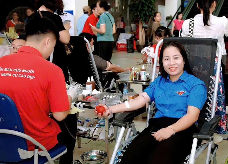 Nụ cười rạng rỡ của chị Lại Thị Kim Thu trong một lần tham gia hiến máu tình nguyện. Ảnh: NH