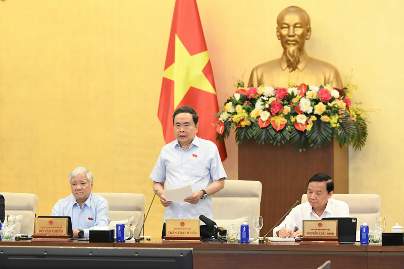 Chủ tịch Quốc hội đề nghị các đồng chí Ủy viên Uỷ ban Thường vụ Quốc hội phát huy tối đa tinh thần trách nhiệm, phát biểu ngắn gọn, đi thẳng vào vấn đề. Ảnh: Lâm Hiển