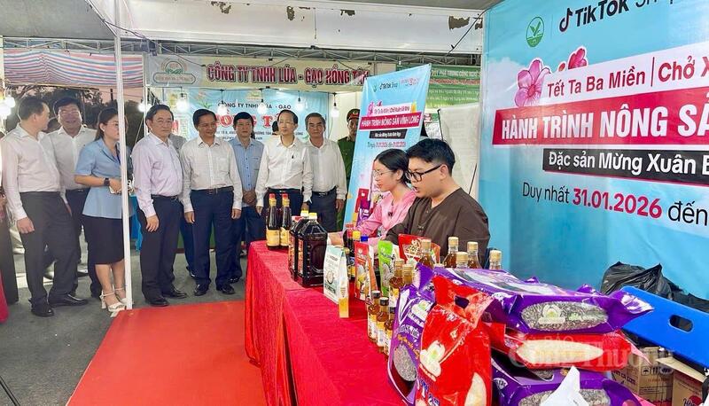 Ngành Công Thương tỉnh Vĩnh Long triển khai nhiều hoạt động hỗ trợ doanh nghiệp, hợp tác xã và hộ sản xuất ứng dụng thương mại điện tử. Ảnh: Khánh Ngọc.