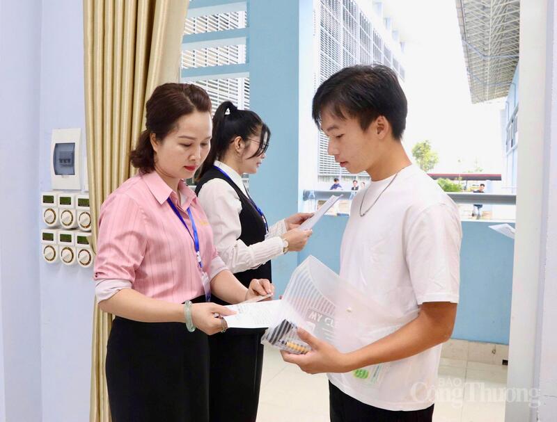 Thí sinh làm thủ tục vào phòng thi sáng 11/6.